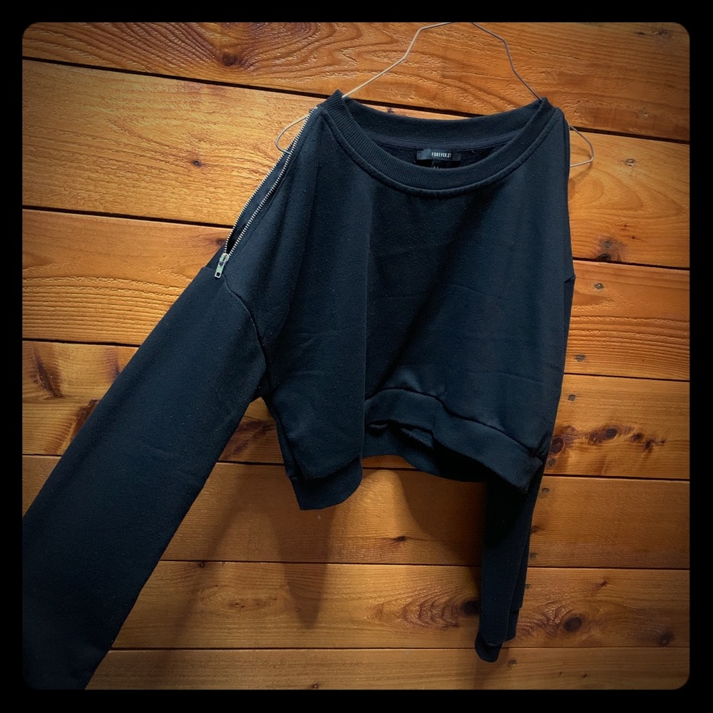 Sweatshirt crop with zipper shoulder